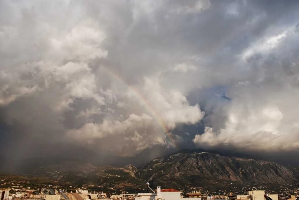 Ο καιρός τρελάθηκε: Βροχές, σκόνη και υψηλές θερμοκρασίες τη Δευτέρα